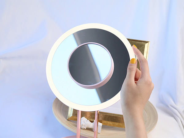 How To Choose The Most Suitable Makeup Mirror?